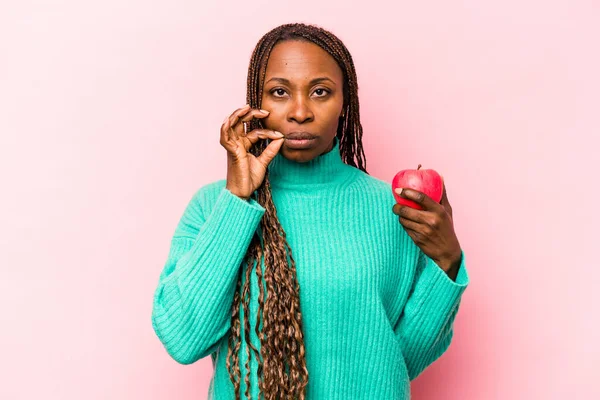 Ung Afroamerikansk Kvinna Håller Ett Äpple Isolerat Rosa Bakgrund Med — Stockfoto