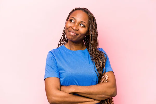 Mladá Africká Americká Žena Izolované Růžovém Pozadí Snění Dosažení Cílů — Stock fotografie