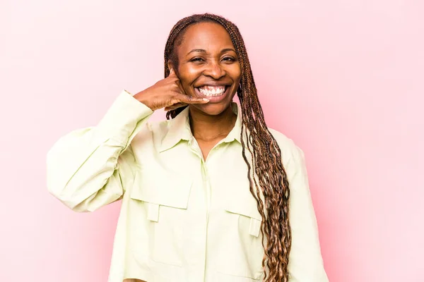 Jong Afrikaanse Amerikaanse Vrouw Geïsoleerd Roze Achtergrond Tonen Een Mobiele — Stockfoto