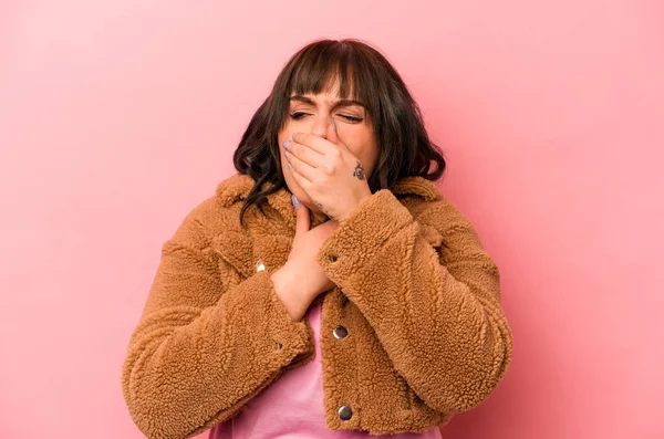 Pembe arka planda izole edilmiş genç beyaz kadın virüs veya enfeksiyon yüzünden boğazında ağrı hissediyor..