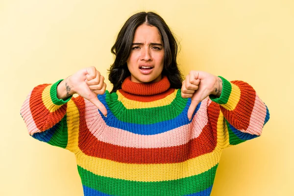 Ung Latinamerikansk Kvinna Isolerad Gul Bakgrund Visar Tummen Ner Och — Stockfoto