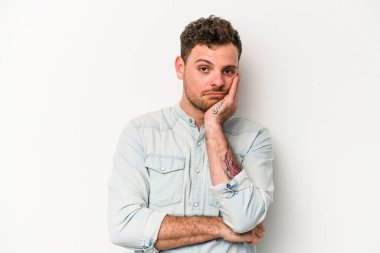 Beyaz arka planda izole edilmiş, sıkılmış, yorgun ve dinlenmeye ihtiyacı olan genç beyaz bir adam..