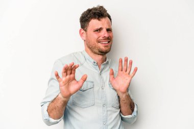 Beyaz arka planda izole edilmiş genç beyaz bir adam tiksinti belirtisi gösteren birini reddediyor..