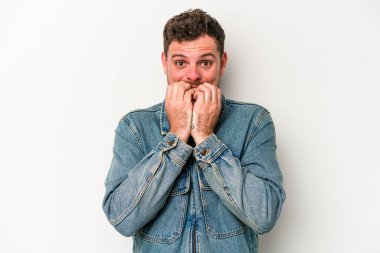 Beyaz arka planda izole edilmiş, tırnak yiyen, gergin ve endişeli genç bir beyaz adam..