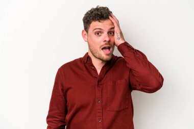 Beyaz arka planda izole genç beyaz adam şok, o önemli bir toplantı hatırladı.