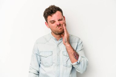 Beyaz arka planda izole genç beyaz adam güçlü bir diş ağrısı, azıdişi ağrısı var..