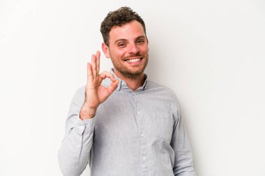 Beyaz arka planda izole edilmiş genç beyaz bir adam neşeli ve kendinden emin..