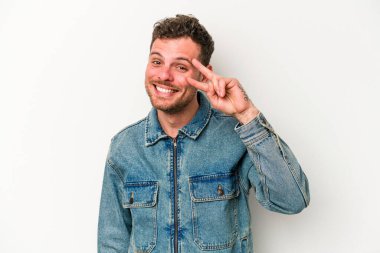 Beyaz arka planda izole edilmiş genç beyaz adam dans ediyor ve eğleniyor..