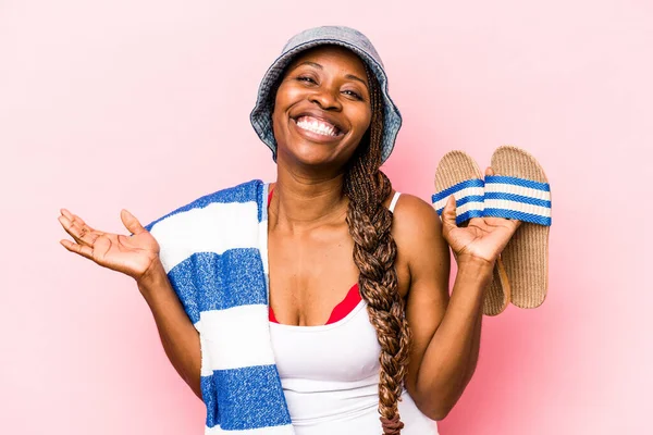 Jovem Afro Americana Indo Praia Segurando Chinelos Isolados Fundo Rosa — Fotografia de Stock