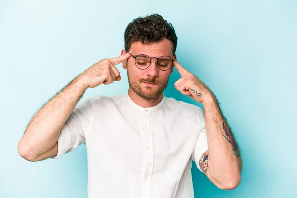 Young Caucasian Man Isolated Blue Background Focused Task Keeping Forefingers — Stock Photo, Image