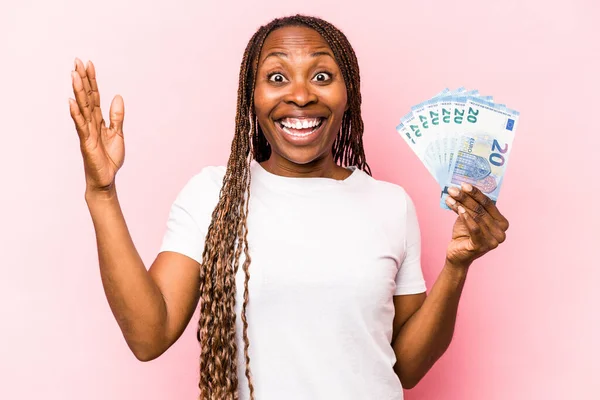 Mladá Afroameričanka Držící Bankovky Izolované Růžovém Pozadí Obdrží Příjemné Překvapení — Stock fotografie