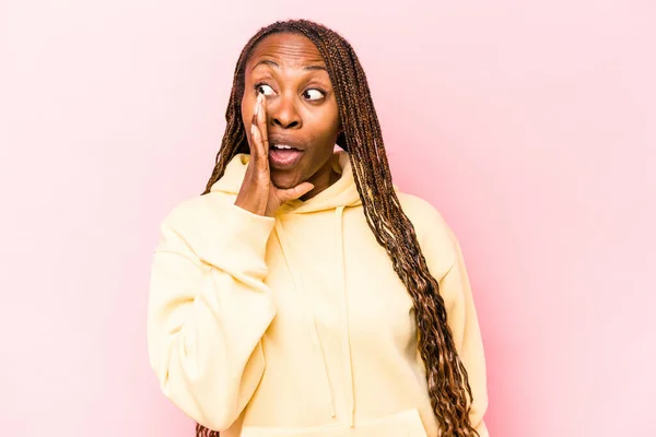 Jong Afrikaanse Amerikaanse Vrouw Geïsoleerd Roze Achtergrond Schreeuwen Opgewonden Naar — Stockfoto