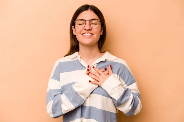 Mladá Hispánka Izolovaná Béžovém Pozadí Smějící Ruce Srdci Koncept Štěstí — Stock fotografie
