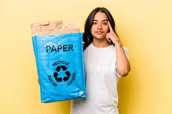 Mladá Hispánka Recyklující Papír Izolovaný Žlutém Pozadí Ukazující Chrám Prstem — Stock fotografie