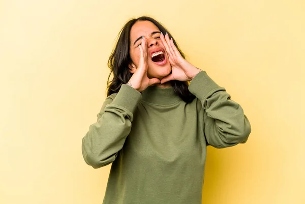 Young Hispanic Woman Isolated Yellow Background Shouting Excited Front — Foto Stock