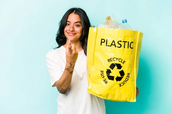 Mladá Hispánka Recyklující Plasty Izolované Žlutém Pozadí Ukazuje Prstem Vás — Stock fotografie
