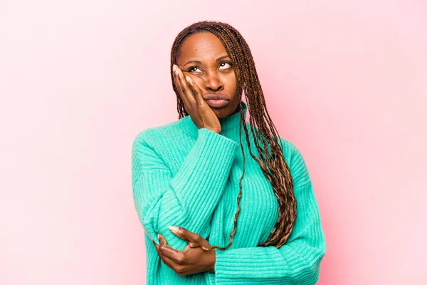 Ung Afrikansk Amerikansk Kvinna Isolerad Rosa Bakgrund Som Uttråkad Trött — Stockfoto