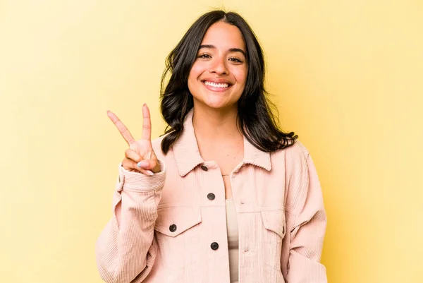 Jovem Hispânica Isolada Fundo Amarelo Mostrando Sinal Vitória Sorrindo Amplamente — Fotografia de Stock