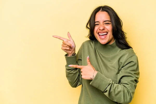 Young Hispanic Woman Isolated Yellow Background Pointing Forefingers Copy Space — 스톡 사진