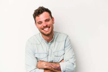 Beyaz arka planda izole genç beyaz adam gülüyor ve eğleniyor..