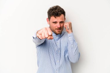 Beyaz arka planda izole olmuş genç beyaz bir adam bir tartışma yüzünden yumruk atıyor, sinirleniyor, kavga ediyor, boks yapıyor..