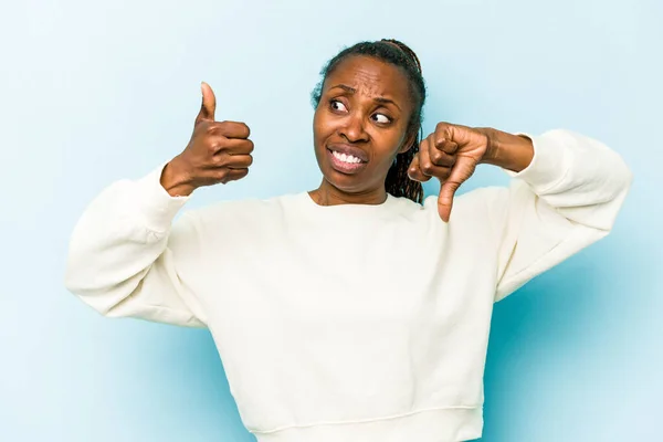 Jovem Afro Americana Isolado Fundo Azul Mostrando Polegares Para Cima — Fotografia de Stock