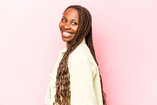 Jonge Afrikaanse Amerikaanse Vrouw Geïsoleerd Roze Achtergrond Kijkt Opzij Glimlachend — Stockfoto