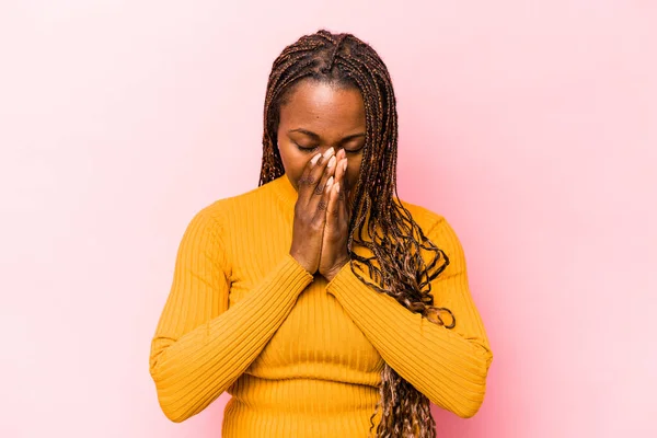 Genç Afrikalı Amerikalı Kadın Pembe Arka Planda Izole Edilmiş Dua — Stok fotoğraf