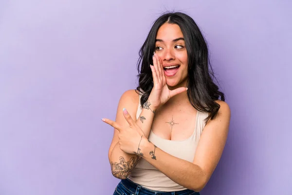 Young Hispanic Woman Isolated Purple Background Saying Gossip Pointing Side — Stock Photo, Image