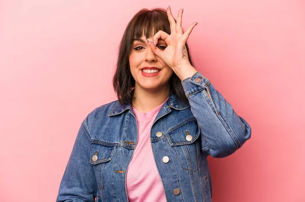 Jovem Mulher Caucasiana Isolado Fundo Rosa Animado Mantendo Gesto Olho — Fotografia de Stock