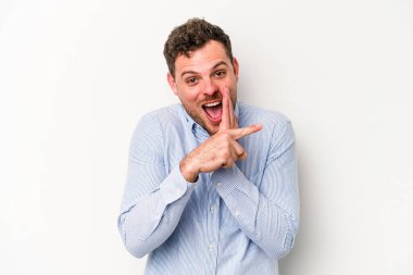 Beyaz arka planda izole edilmiş genç beyaz bir adam bir dedikodu söylüyor, bir haber sunuyor..