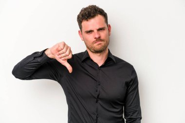 Beyaz arka planda izole edilmiş genç beyaz adam baş parmağını aşağı gösteriyor, hayal kırıklığı konsepti..