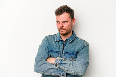 Beyaz arka planda izole genç beyaz adam tekrarlanan bir görevden yoruldu.