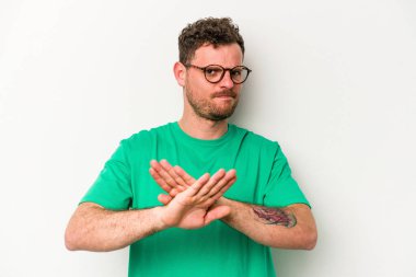 Beyaz arka planda izole genç beyaz adam inkar jesti yapıyor.