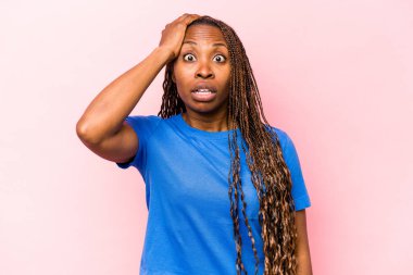 Pembe arka planda izole edilmiş genç Afrikalı Amerikalı kadın şok geçiriyordu. Önemli bir toplantıyı hatırladı..