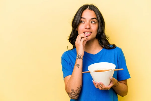 Ung Latinamerikansk Kvinna Äter Ram Isolerad Blå Bakgrund Avslappnad Tänka — Stockfoto