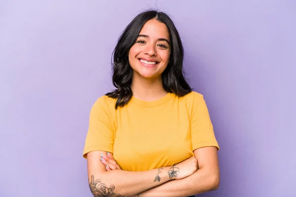 Young Hispanic Woman Isolated Purple Background Who Feels Confident Crossing — 스톡 사진