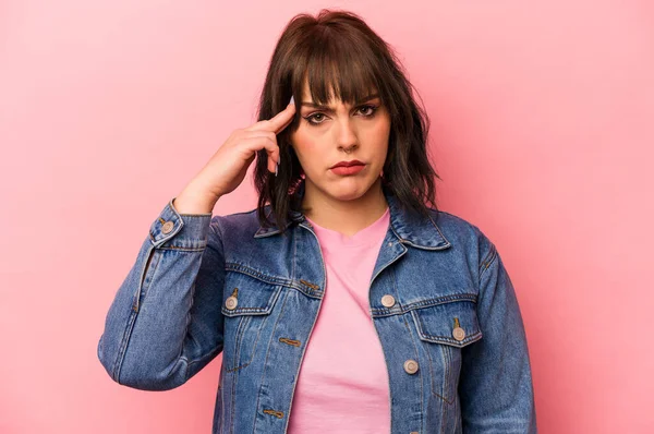 Joven Mujer Caucásica Aislada Sobre Fondo Rosa Apuntando Templo Con —  Fotos de Stock