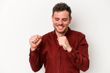 Beyaz arka planda izole edilmiş genç beyaz adam dans ediyor ve eğleniyor..