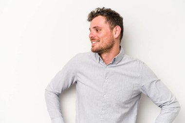 Beyaz arka planda izole edilmiş beyaz bir adam. Kendine güveniyor. Kalçaları tutuyor..