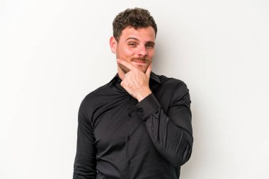 Beyaz arka planda izole edilmiş genç beyaz bir adam bir strateji planlıyor, bir iş yolu düşünüyor..