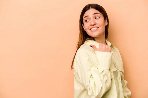 Jonge Spaanse Vrouw Geïsoleerd Beige Achtergrond Punten Met Duim Vinger — Stockfoto