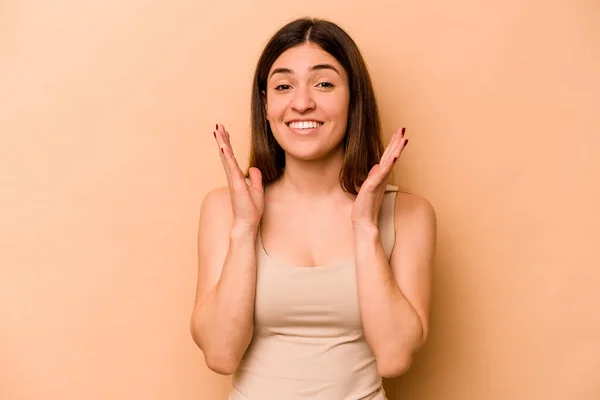 Jonge Latino Vrouw Geïsoleerd Beige Achtergrond Lacht Uit Luid Houden — Stockfoto