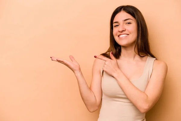 Jonge Spaanse Vrouw Geïsoleerd Beige Achtergrond Opgewonden Met Een Kopieerruimte — Stockfoto