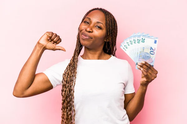 Молодая Афроамериканка Банкнотами Розовом Фоне Чувствует Себя Гордой Уверенной Себе — стоковое фото