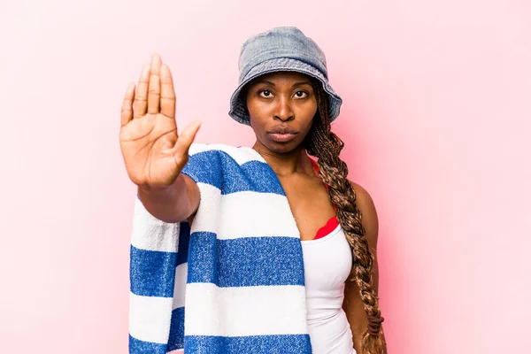 Junge Afroamerikanerin Hält Ein Handtuch Auf Rosa Hintergrund Isoliert Stehend — Stockfoto