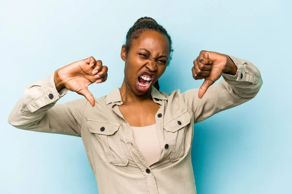 Молодая Африканская Американка Изолированная Синем Фоне Показывает Большой Палец Вниз — стоковое фото