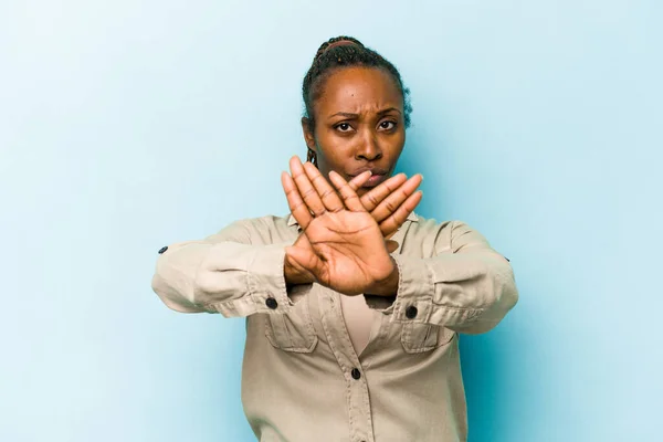 Junge Afrikanisch Amerikanische Frau Isoliert Auf Blauem Hintergrund Stehend Mit — Stockfoto