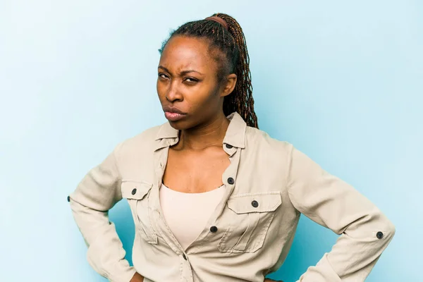 Jonge Afro Amerikaanse Vrouw Geïsoleerd Blauwe Achtergrond Fronsen Gezicht Ongenoegen — Stockfoto
