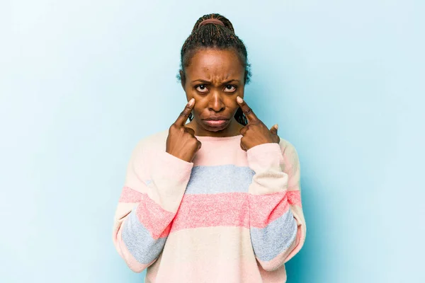 Mladý Africký Američan Žena Izolované Modrém Pozadí Pláč Nespokojen Něčím — Stock fotografie